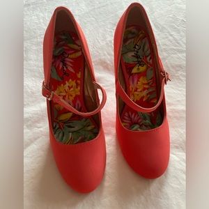 New without box size 6 Qupid Mary Jane heels